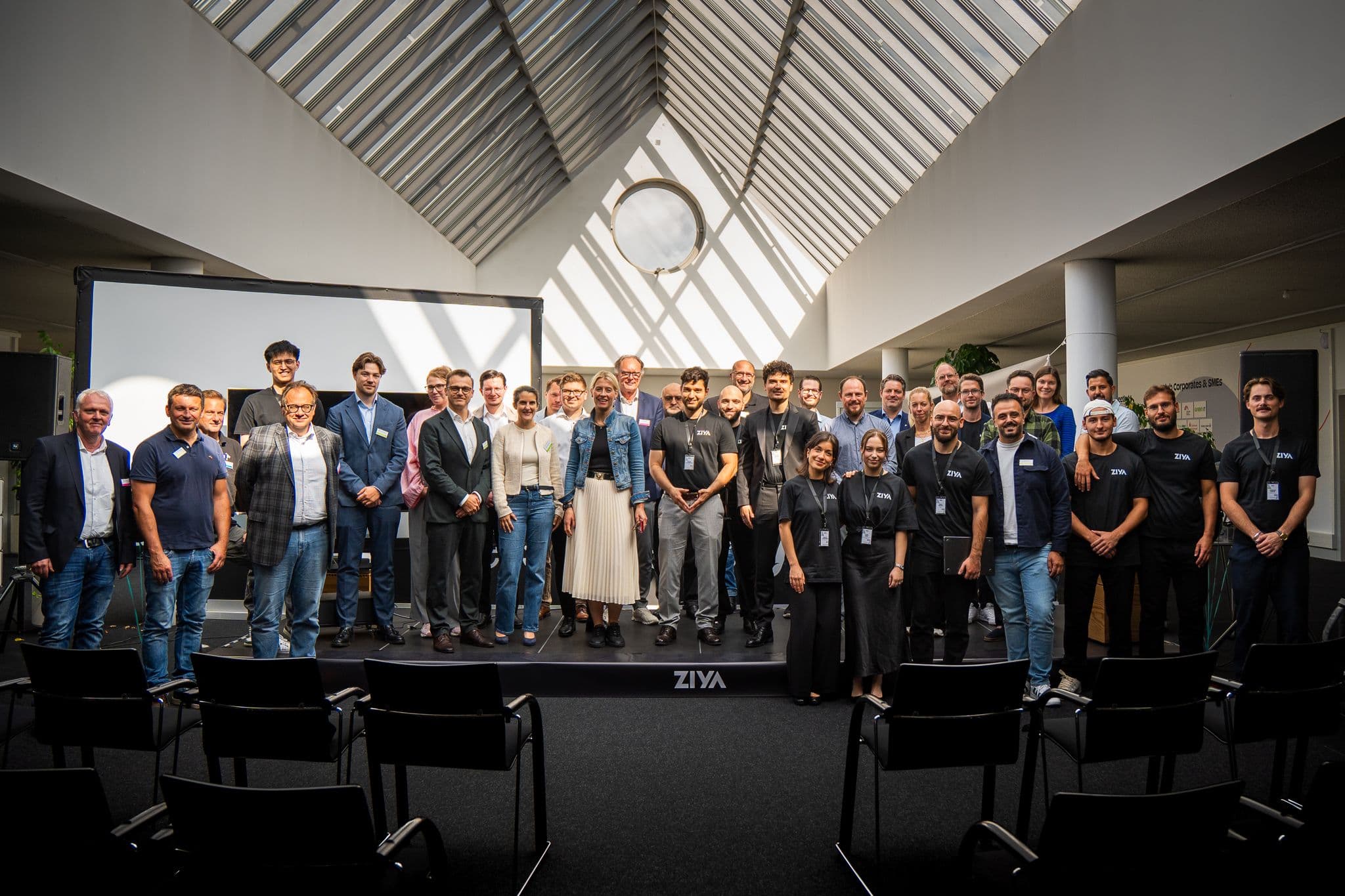 Teilnehmer des State of AI 2026 auf der Bühne im TechnologieZentrumDortmund