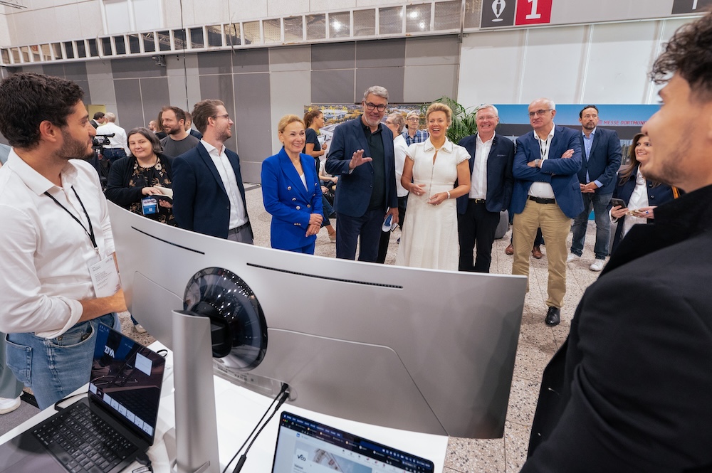 Kulturministerin Ina Brandes besucht den Ziya Messe-Stand auf der in2AI KI-Messe Dortmund